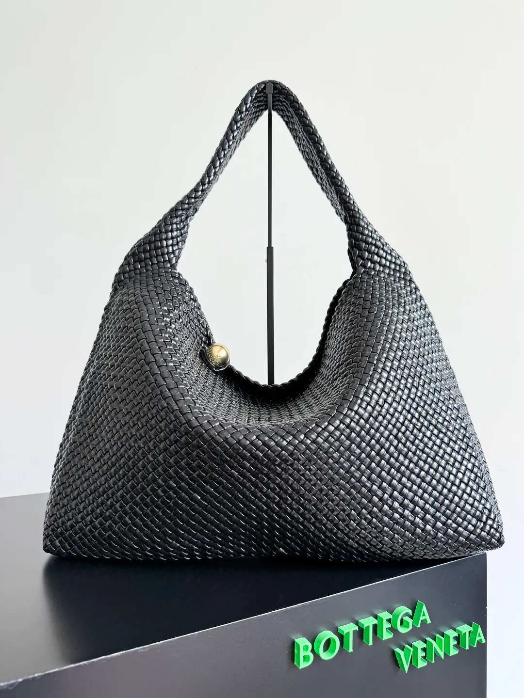 Batch 7360 BOTTEGA VENETA new product large Tosca Baci Baci means Kiss in Italian. Different from the previous Tosca style, this time the entire handbag presents a triangular shape design, and the handle is also designed with a single handle. The delicateness of each stitch of the craftsman's weaving, and the warmth of the handwork are like freshly baked bread! This is a bag that only experienced craftsmen can weave. The lightweight material and large capacity make it easy to carry whether you are an office worker or a student party😍Not only that, this bag is full of fashion, making you the center of attention whether it is for daily outings or important occasions👀 Style number: 762635 Size: 54*39.5*6cm